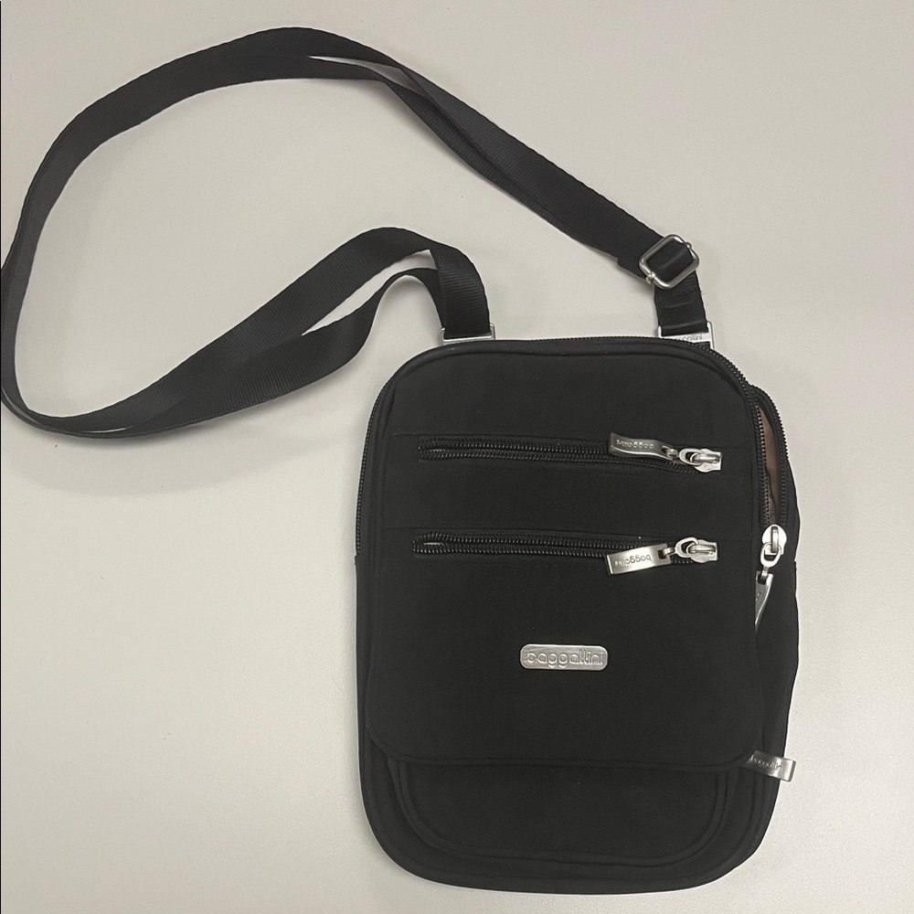 Baggallini Black Messenger Bag unisex item - Picture 1 of 13